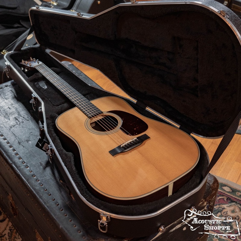 gator-classic-deluxe-molded-case-for-dreadnought-guitars-gc-dread Gator Classic Deluxe Molded Case for Dreadnought Guitars (GC-DREAD)