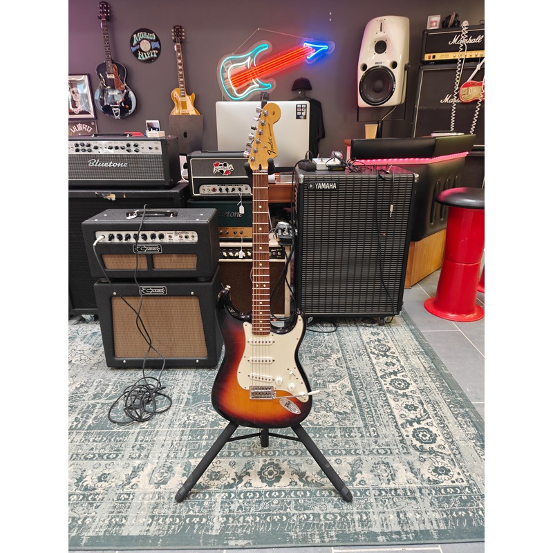 fender-standard-stratocaster-2016 Fender Standard Stratocaster 2016