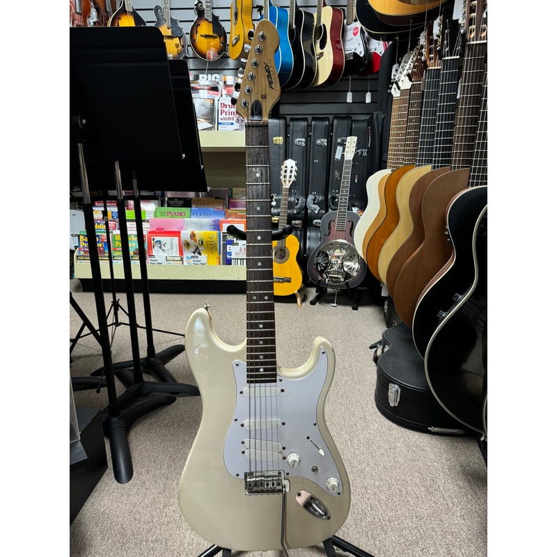 peavey-predator-ax-hss-with-rosewood-fretboard-and-power-bend-vibrato-white-used Peavey Predator AX HSS with Rosewood Fretboard and Power Bend Vibrato - White - Used