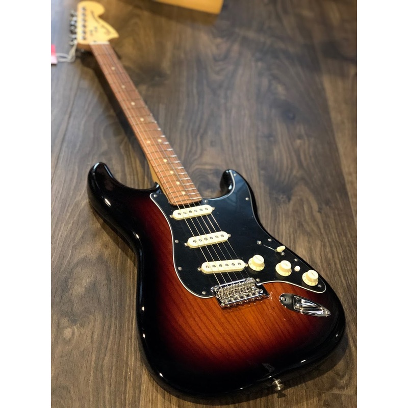 fender-deluxe-stratocaster-in-2-color-sunburst Fender Deluxe Stratocaster in 2 Color Sunburst
