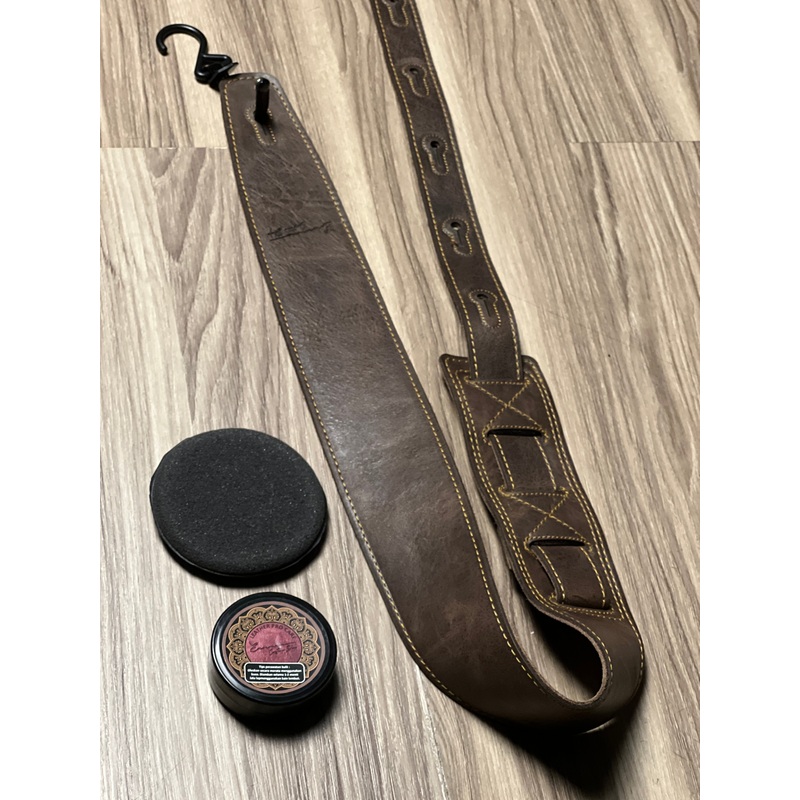 enormous-leather-strap-in-brown Enormous Leather Strap in Brown