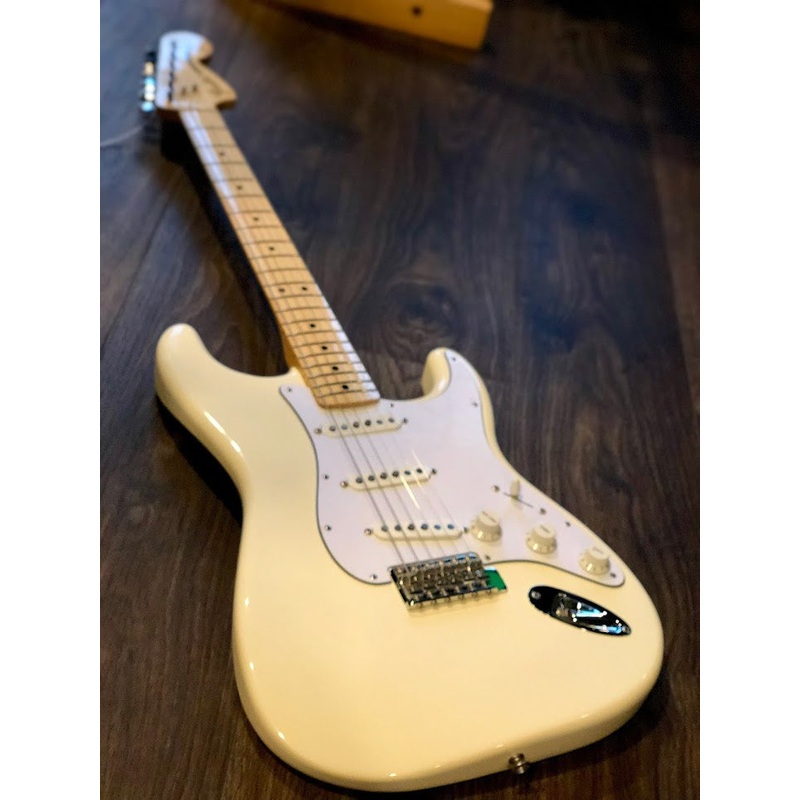 fender-classic-series-70s-stratocaster-in-olympic-white-with-maple-fb Fender Classic Series '70s Stratocaster in Olympic White with Maple FB