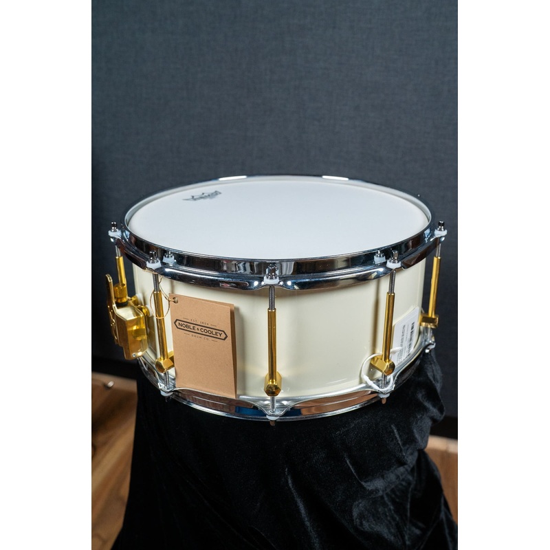 noble-and-cooley-14x6-solid-shell-tulip-snare-antique-white-gloss-brass-hw-chrome-hoops Noble and Cooley 14x6 Solid Shell Tulip Snare - Antique White Gloss (Brass HW / Chrome Hoops)